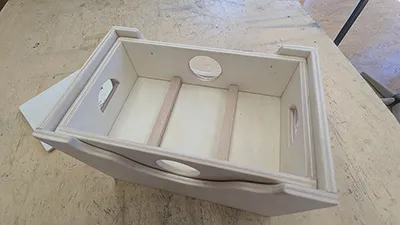 Innenansicht der Holzkiste mit sichtbaren Holzverbindungen und Innenleisten